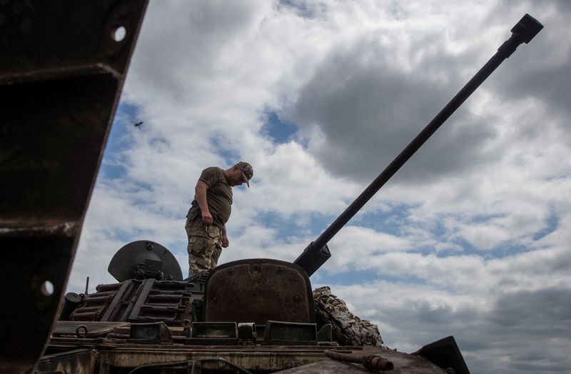 &copy; Reuters. جندي من القوات الأوكرانية في اقليم دونيتسك يوم الجمعة. تصوير: أولكسندر راتوشنياك - رويترز. 