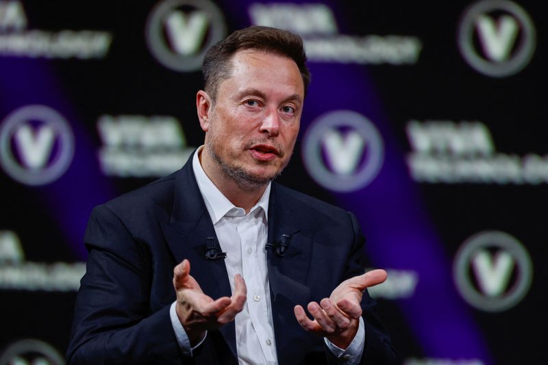 © Reuters. Elon Musk, Chief Executive Officer of SpaceX and Tesla and owner of Twitter, gestures as he attends the Viva Technology conference dedicated to innovation and startups at the Porte de Versailles exhibition centre in Paris, France, June 16, 2023. REUTERS/Gonzalo Fuentes