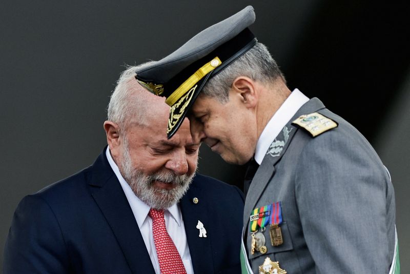 &copy; Reuters. Comandante do Exército, Tomás Paiva, e presidente Lula durante cerimônia em Brasília
19/04/2023
REUTERS/Ueslei Marcelino