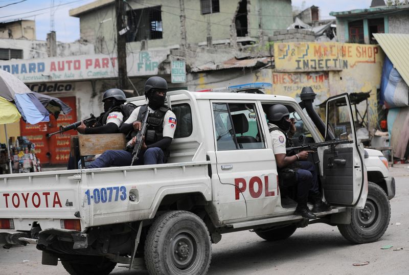&copy; Reuters. FILE PHOTO: Police patrol the streets after gang members tried to attack a police station, in Port-au-Prince, Haiti April 25, 2023. REUTERS/Ralph Tedy Erol