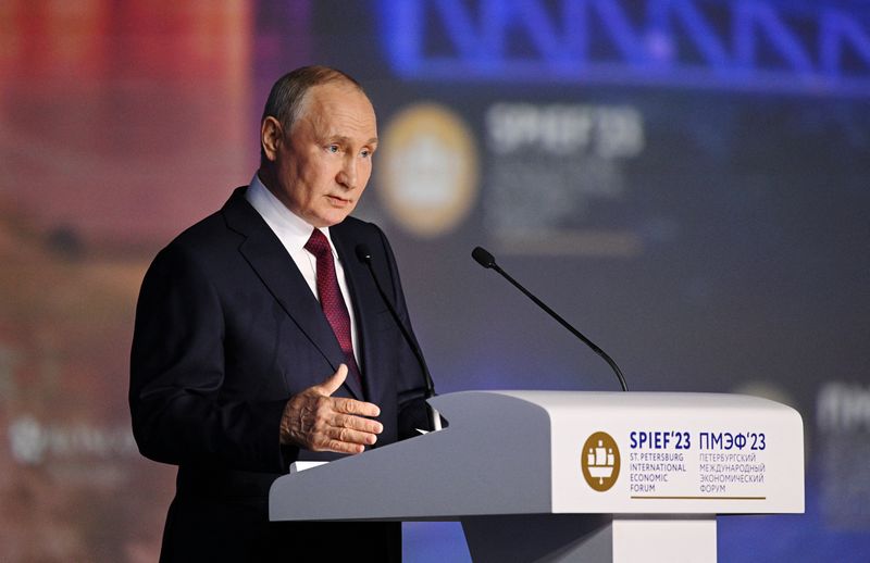 © Reuters. Russian President Vladimir Putin delivers a speech during a session of the St. Petersburg International Economic Forum (SPIEF) in Saint Petersburg, Russia, June 16, 2023. Sputnik/Ramil Sitdikov/Host photo agency via REUTERS- FILE PHOTO