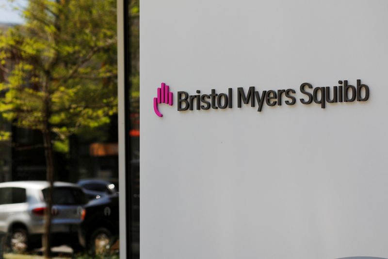 &copy; Reuters. FOTO DE ARCHIVO: Logo frente a las instalaciones de Bristol Myers Squibb en Cambridge, Massachusetts, EEUU, el 20 de mayo, 2021. REUTERS/Brian Snyder/File Photo