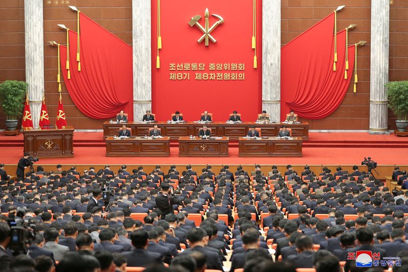 &copy; Reuters. الزعيم الكوري الشمالي كيم جونج أون خلال اجتماع اللجنة المركزية لحزب العمال الكوريين الحاكم في بيونج يانج في صورة لرويترز من وكالة الأنباء ا