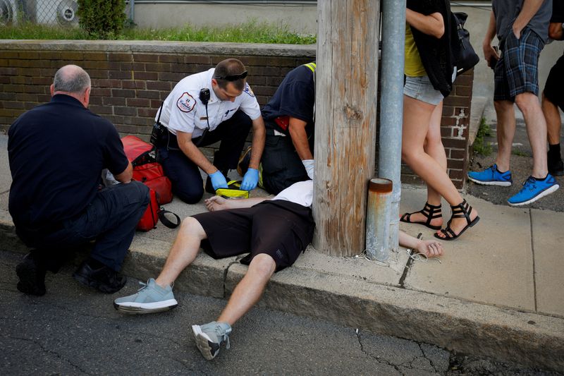 &copy; Reuters. FILE PHOTO: Cataldo Ambulance medics and other first responders revive a 32-year-old man who was found unresponsive and not breathing after an opioid overdose on a sidewalk in the Boston suburb of Everett, Massachusetts, U.S., August 23, 2017. REUTERS/Bri