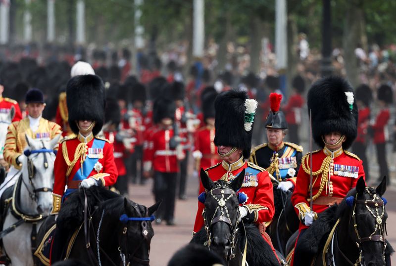 &copy; Reuters. الملك تشارلز ملك بريطانيا و الأمير إدوارد دوق إدنبره و الأميرة آن يمتطون ظهور الخيول خلال أول عرض عسكري في لندن للاحتفال بعيد ميلاد تشارلز ر