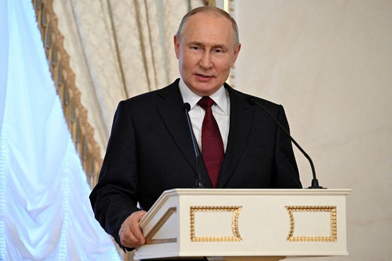 &copy; Reuters. الرئيس الروسي فلاديمير بوتين خلال اجتماع في سان بطرسبرج يوم الجمعة . صورة لرويترز من وكالة سبوتنيك للأنباء .  