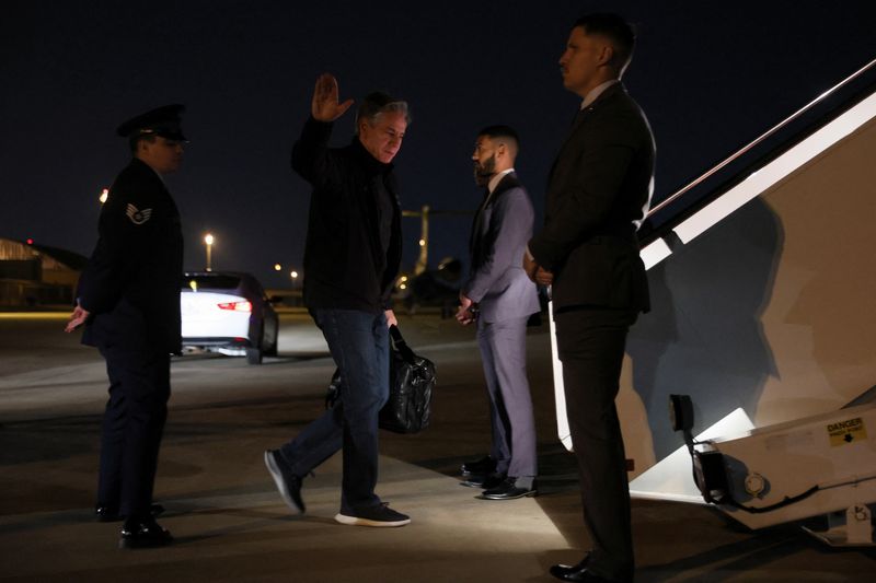 &copy; Reuters. FILE PHOTO: U.S. Secretary of State Antony Blinken boards his plane for his travel to China and the UK from Joint Base Andrews, Maryland, U.S., June 16, 2023. REUTERS/Leah Millis/Pool