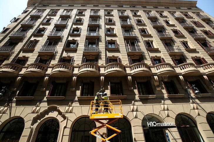 &copy; Reuters. Foto de archivo ilustrativa de la fachada de un edificio en Barcelona 
Jun 4, 2018. REUTERS/Albert Gea/
