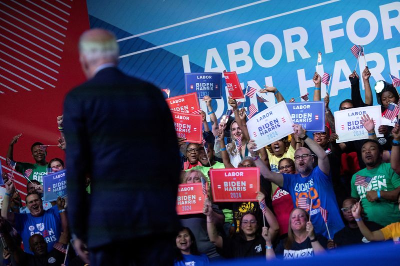 © Reuters. U.S. President Joe Biden turns towards a cheering crowd during a labor union event at the Pennsylvania Convention Center in Philadelphia, Pennsylvania, U.S., June 17, 2023. REUTERS/Tom Brenner