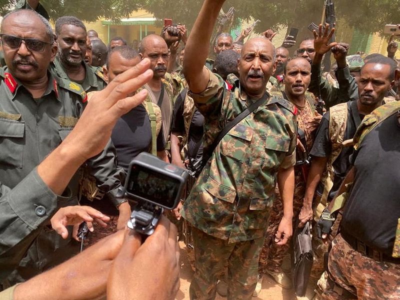 © Reuters. رئيس مجلس السيادة السوداني الفريق أول ركن عبد الفتاح البرهان يقف وسط جنوده في موقع غير معلوم في صورة تم بثها في 30 من مايو أيار 2023 وحصلت عليها رويترز من القوات المسلحة السودانية . 