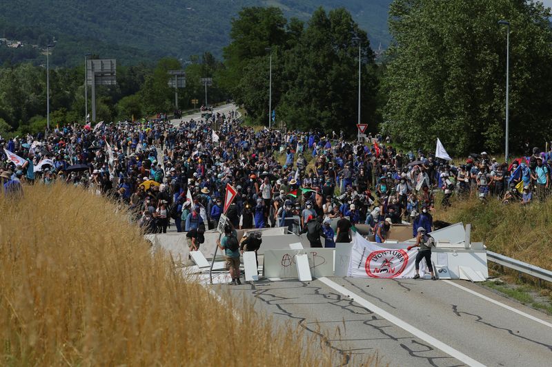 &copy; Reuters. Activists take part in a protest against the Lyon-Turin rail link between France and Italy, in Les Chavannes-en-Maurienne, France, June 17, 2023. REUTERS/Denis Balibouse