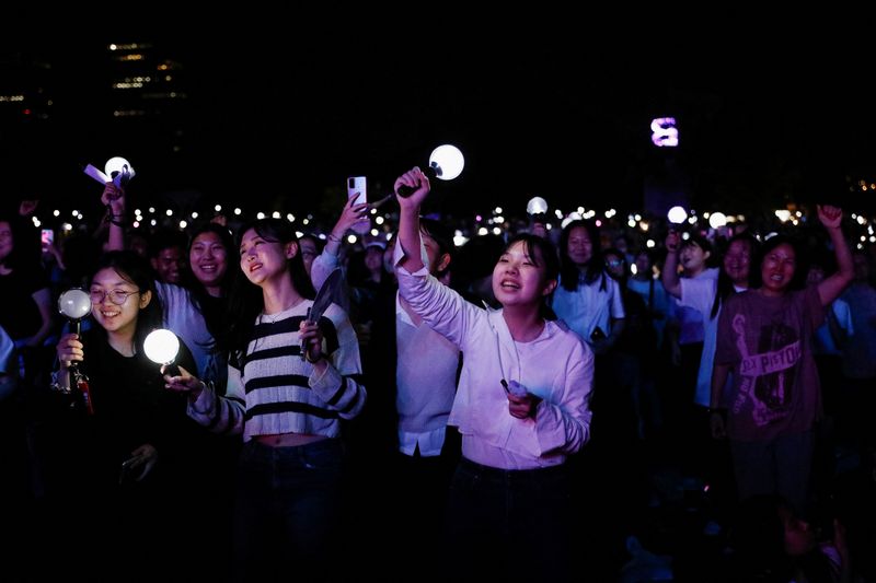 © Reuters. Fans of the K-pop boy band BTS dance during BTS 10th Anniversary FESTA in Seoul, South Korea, June 17, 2023. REUTERS/Kim Soo-hyeon