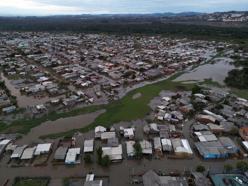 &copy; Reuters. مشهد جوي يظهر الأضرار والفيضانات الناجمة عن الأمطار الغزيرة بعد إعصار خارج المدار ولاية ريو جراند دو سول بجنوب البرازيل يوم السبت. تصوير: دي