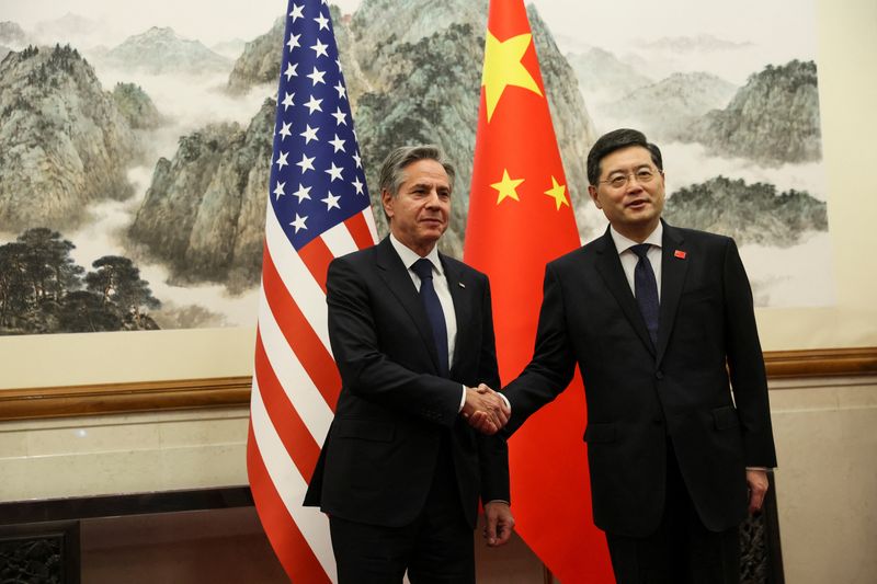 &copy; Reuters. وزير الخارجية الصيني تشين قانغ يصافح وزير الخارجية الأمريكي أنتوني بلينكن خلال اجتماع في بكين يوم الأحد. صورة لرويترز من ممثل لوكالات الأنب