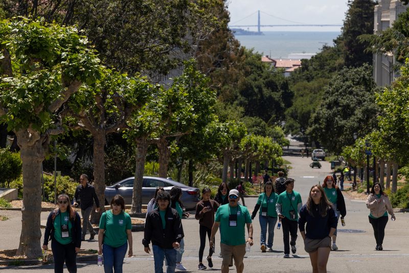 © Reuters. FILE PHOTO: Prospective students tour the University of California, Berkeley campus before beginning of the new semester, in Berkeley, California, U.S., June 8, 2023. REUTERS/Carlos Barria/File Photo