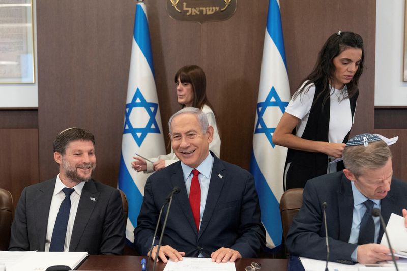 © Reuters. Israeli Prime Minister Benjamin Netanyahu, centre, and Finance Minister Bezalel Smotrich, left, attend a weekly cabinet meeting in the prime minister's office in Jerusalem, June 18, 2023. Ohad Zwigenberg/Pool via REUTERS