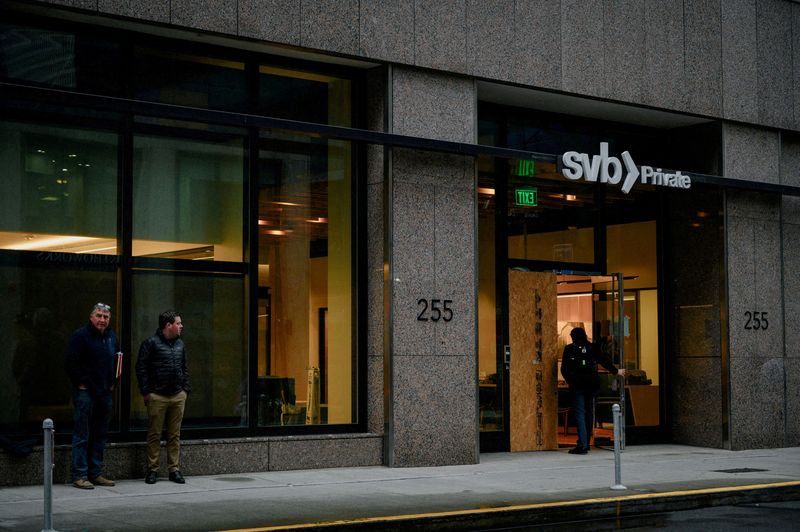 &copy; Reuters. FILE PHOTO: Customers wait outside as an employee enters the Silicon Valley Bank branch office in downtown San Francisco, California, U.S., March 13, 2023. REUTERS/Kori Suzuki/File Photo