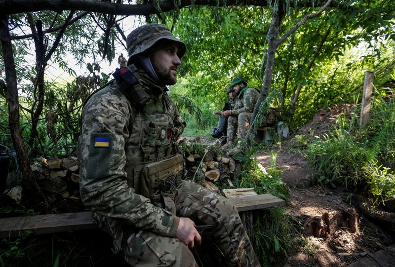 &copy; Reuters. جنود أوكرانيون في موقعهم على خط المواجهة في  منطقة دونيتسك بأوكرانيا يوم الأحد. تصوير: آنا كودريافتسيفا- رويترز.