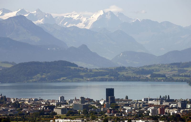 &copy; Reuters. Vue du lac de Zoug et de la ville suisse du même nom. /Photo d'archives/REUTERS/Arnd Wiegmann