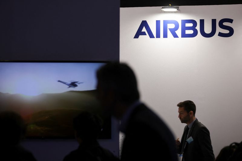 &copy; Reuters. Le logo Airbus lors d'un congrès à Barcelone. /Photo prise le 1er mars 2023/REUTERS/Nacho Doce
