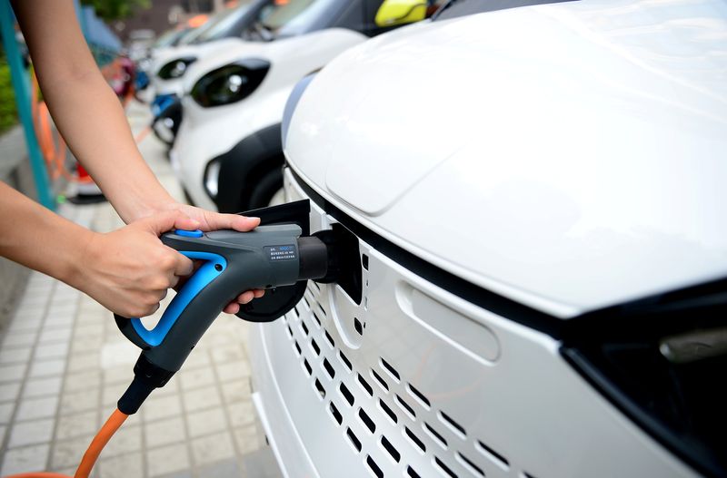 &copy; Reuters. 　６月１９日、中国証券報は、新エネルギー自動車（ＮＥＶ）分野の開発を促進する措置を政府が数日中に発表する見込みと報じた。写真は充電ステーションで電気自動車に充電しようとす