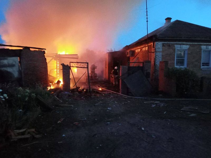 &copy; Reuters. رجال إطفاء يعملون بمنزل اشتعلت به النيران بفعل قصف للقوات الأوكرانية بحسب حاكم منطقة بلجورود فياتشيسلاف جلادكوف في قرية بالمنطقة في صورة ص