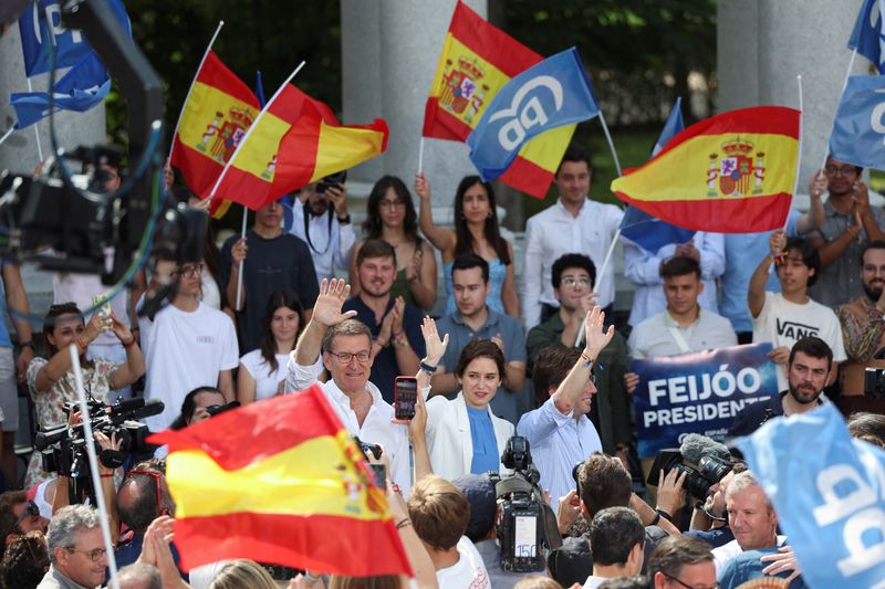 &copy; Reuters. El líder del conservador Partido Popular, Alberto Núñez Feijóo, la presidenta de la Comunidad de Madrid, Isabel Díaz Ayuso, y el alcalde de Madrid, José Luis Martínez-Almeida, saudan a simpatizantes de su partido durante un acto celebrado en el par