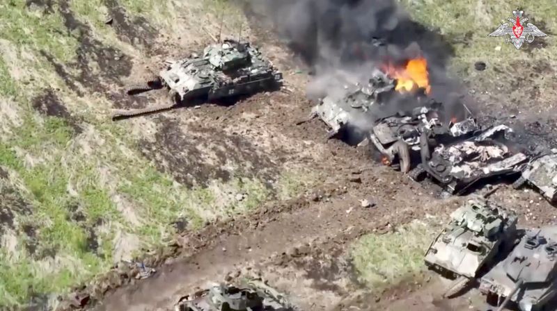 &copy; Reuters. صورة ثابتة من مقطع مصور تظهر فيها ما قيل إنها عربات مدرعة تابعة للقوات الأوكرانية دُمرت بموقع غير محدد باتجاه جنوب منطقة دونيتسك في أوكراني