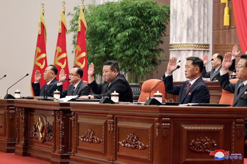 &copy; Reuters. El líder norcoreano Kim Jong Un asiste a la octava reunión plenaria ampliada del octavo Comité Central del Partido de los Trabajadores de Corea, en Piongyang, Corea del Norte, en esta foto sin fecha publicada por la Agencia Central de Noticias de Corea