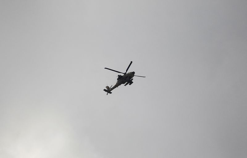 © Reuters. طائرة هليكوبتر تحلق خلال مداهمة إسرائيلية في جنين بالضفة الغربية المحتلة يوم الاثنين. تصوير: رنين صوافطة - رويترز.