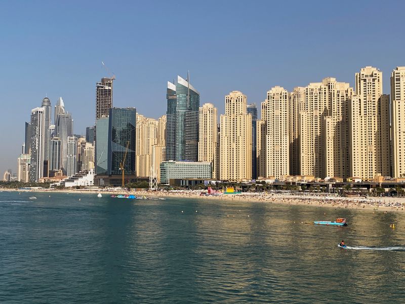 &copy; Reuters. منظر عام لناطحات سحاب سكنية مطلة على شاطئ في دبي بصورة من أرشيف رويترز.