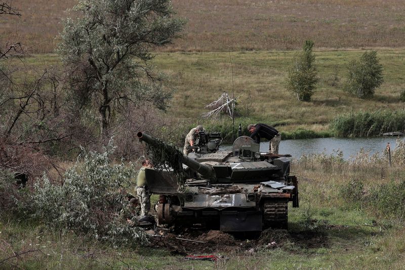 © Reuters. جنود أوكرانيون يحاولون إصلاح دبابة روسية تم الاستيلاء عليها في هجوم مضاد شنته القوات الأوكرانية بالقرب من الحدود الروسية مع منطقة خاركيف يوم 20 سبتمبر أيلول 2022. تصوير: صوفيا جاتيلوفا - رويترز.