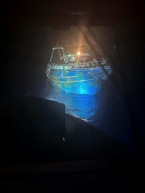 &copy; Reuters. FOTO DE ARCHIVO. Fotografía sin fecha facilitada por la Guardia Costera griega que muestra a migrantes a bordo de una embarcación durante una operación de rescate, antes de que volcara en mar abierto, frente a Grecia. Guardia Costera griega/Handout ví