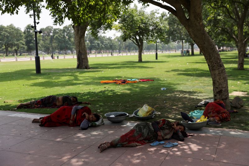 &copy; Reuters. عاملات هنديات يأخذن قسطا من الراحة تحت شجرة في يوم حار بنيودلهي يوم 15 مايو أيار 2023. تصوير : أنوشري فدنافيس - رويترز.