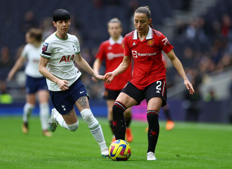 &copy; Reuters. FOTO DE ARCHIVO. Fútbol - Superliga femenina - Tottenham Hotspur vs Manchester United - Estadio Tottenham Hotspur, Londres, Reino Unido - 12 de febrero de 2023 - Ashleigh Neville, del Tottenham Hotspur, disputa el balón con Ona Batlle, del Manchester Un