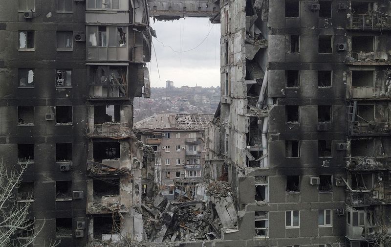 &copy; Reuters. FOTO DE ARCHIVO. Una vista muestra un edificio residencial destruido en el transcurso del conflicto entre Ucrania y Rusia en la ciudad portuaria meridional de Mariúpol, Ucrania. 14 de abril de 2022. Fotografía tomada con un dron. REUTERS/Pavel Klimov