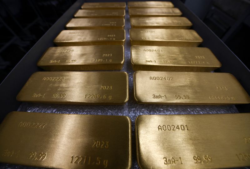 &copy; Reuters. FOTO DE ARCHIVO: Lingotes de 99,99% de oro puro se colocan en una sala de trabajo en la planta de metales preciosos Krastsvetmet en la ciudad siberiana de Krasnoyarsk, Rusia. 31 de enero, 2023. REUTERS/Alexander Manzyuk/Archivo