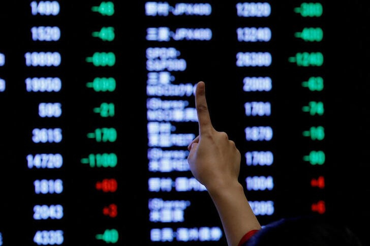 &copy; Reuters. Imagen de archivo de una mujer apuntando a una pantalla electrónica con cotizaciones en la Bolsa de Tokio, Japón. 4 enero 2019. REUTERS/Kim Kyung-Hoon