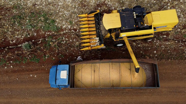 &copy; Reuters. FOTO DE ARCHIVO: Un agricultor utiliza una máquina para recoger maíz en una plantación en Maringa, Brasil. 13 de julio, 2022. REUTERS/Rodolfo Buhrer