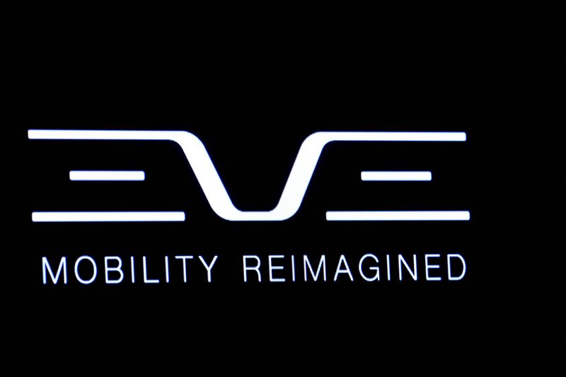&copy; Reuters. El logotipo de Eve Air Mobility se muestra en una pantalla durante el debut de la compañía en el parqué de la Bolsa de Nueva York (NYSE) en Nueva York, Estados Unidos, 10 de mayo de 2022.  REUTERS/Brendan McDermid/Foto de archivo