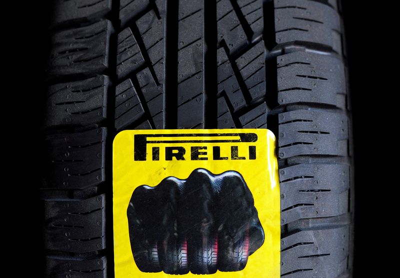 &copy; Reuters. Uno pneumatico Pirelli è raffigurato in un centro specializzato in pneumatici a Torino, Italia. 18 marzo 2014. REUTERS/Giorgio Perottino/File Photo/