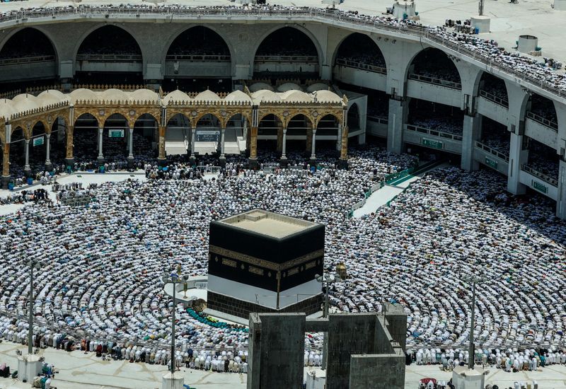 &copy; Reuters. المصلون يحضرون شعائر صلاة الجمعة في المسجد الحرام قبيل بدء موسم الحج في مكة في صورة من أرشيف رويترز 