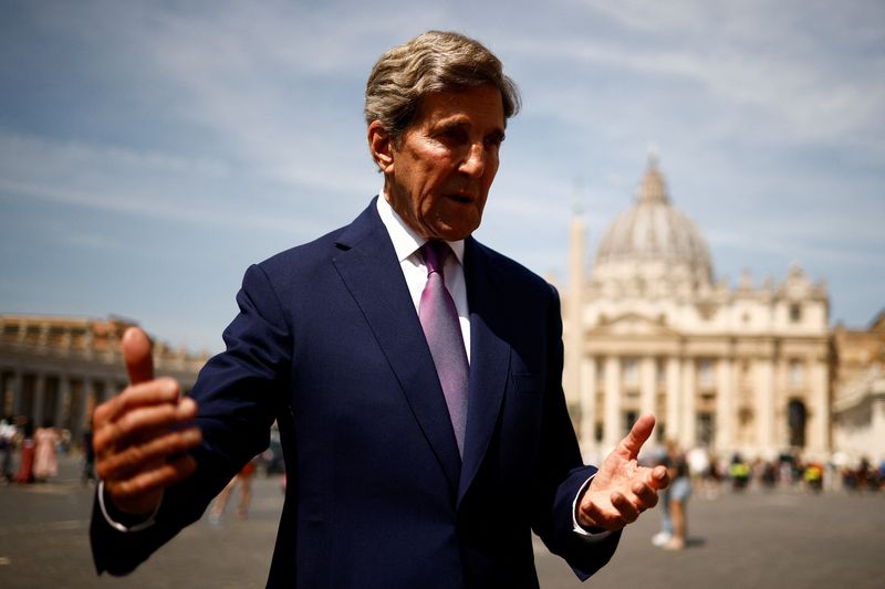 © Reuters. U.S. Special Presidential Envoy for Climate John Kerry speaks during an interview with Reuters after meeting with Pope Francis, near the Vatican in Rome, Italy, June 19, 2023. REUTERS/Guglielmo Mangiapane