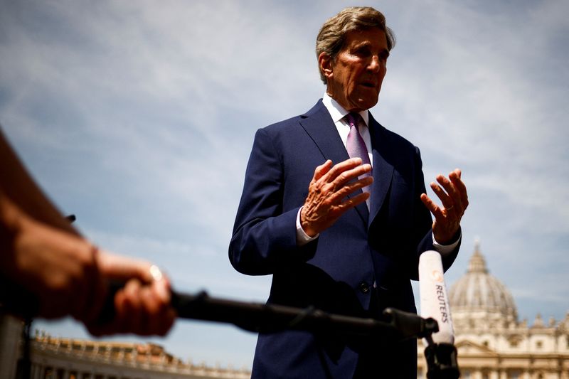 &copy; Reuters. Enviado especial do clima dos Estados Unidos, John Kerry, concede entrevista à Reuters após visitar o papa
19/06/2023
REUTERS/Guglielmo Mangiapane