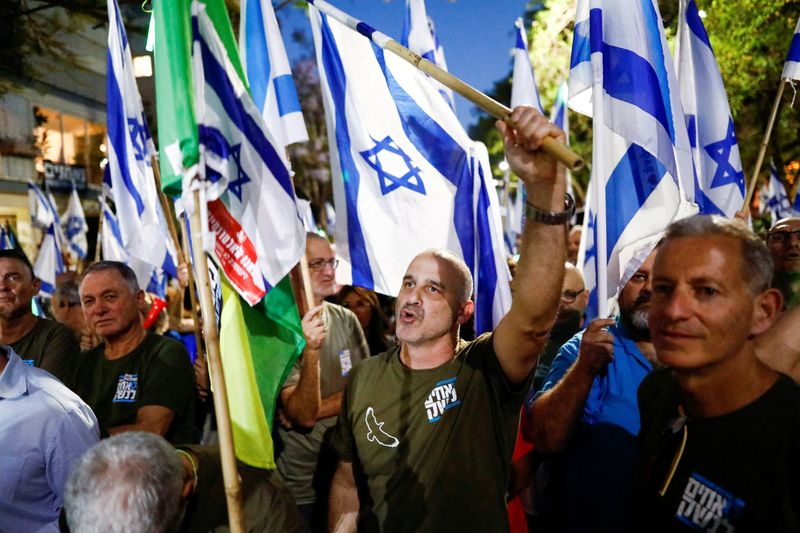 &copy; Reuters. FILE PHOTO: People demonstrate against Israeli Prime Minister Benjamin Netanyahu and his nationalist coalition government's judicial overhaul, near the home of Aharon Barak, the Former President of the Supreme Court of Israel, in Tel Aviv, Israel May 4, 2