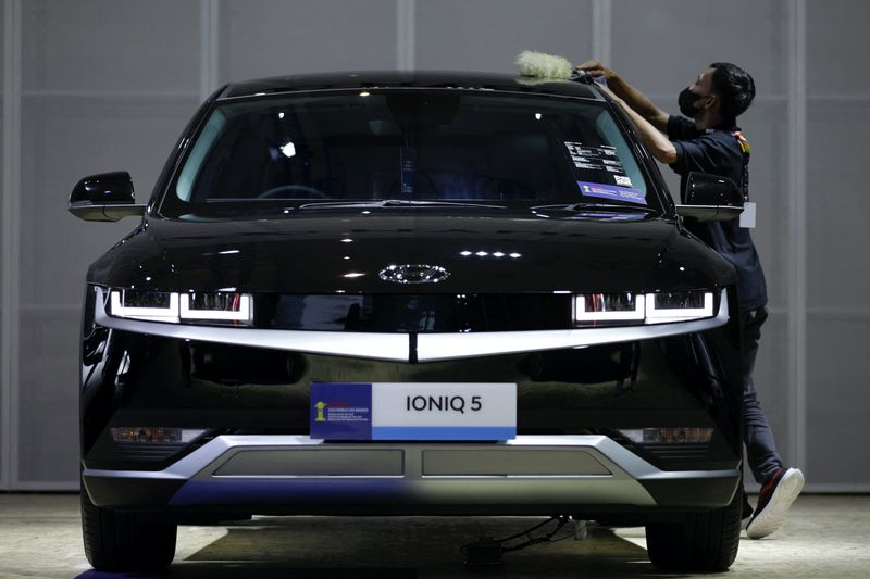 &copy; Reuters. FILE PHOTO: A worker cleans a Hyundai IONIQ 5 electric car during Indonesia International Motor Show in Jakarta, Indonesia, February 16, 2023. REUTERS/Willy Kurniawan