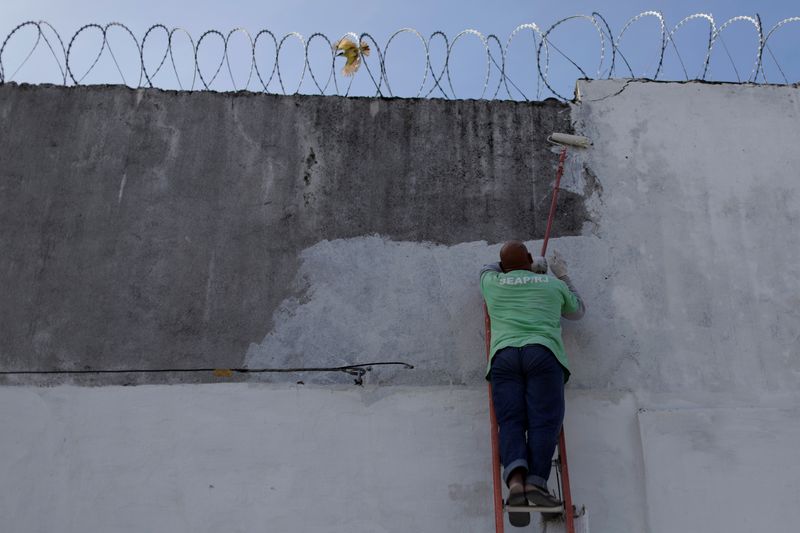 © Reuters. Homem pinta parede do complexo da Cadeia de Bangu, no Rio de Janeiro
06/08/2019
REUTERS/Ueslei Marcelino