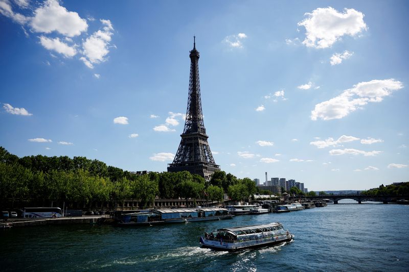 &copy; Reuters. حافلة نهرية تحمل على متنها سائحين في النهر السين بباريس قريبا من برج إيفل وسط موجة حر شديد تضرب فرنسا. الصورة التقطت يوم 3 أغسطس آب 2022. تصوير: 