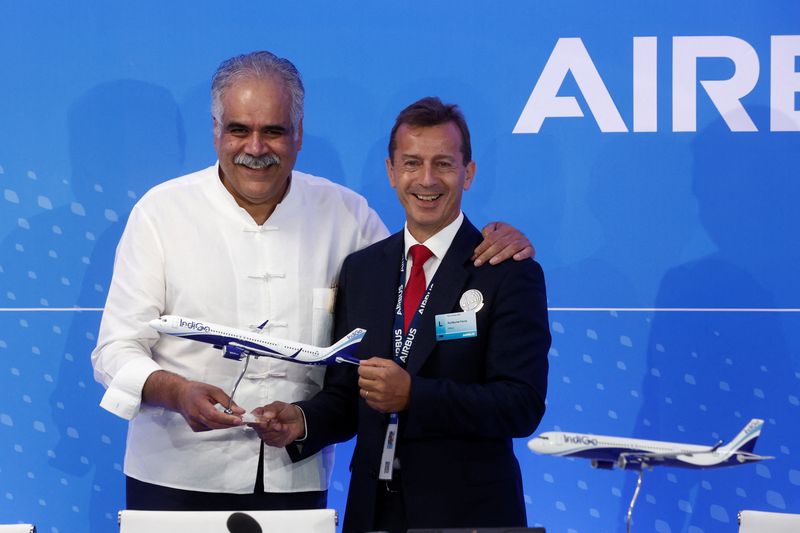 &copy; Reuters. راهول بهاتيا، المدير التنفيذي لشركة الطيران الهندية إنديجو (إلى اليسار)، وجيوم فوري، الرئيس التنفيذي لشركة إيرباص، خلال مؤتمر صحفي في معرض 