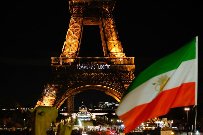 &copy; Reuters. علم إيران يرفرف بالقرب من برج إيفل في فعالية لدعم الإيرانيين في باريس يوم 16 يناير كانون الثاني 2023. تصوير: جونسالو فوينتس - رويترز